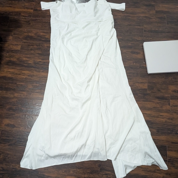 Elegant Off-Shoulder White Dress - Picture 7 of 10